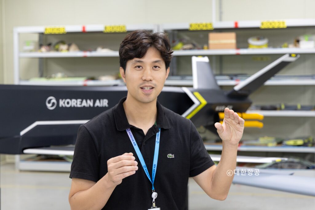 대한항공 뉴스룸과 인터뷰하는 대한항공 항공우주사업본부 항공기술연구원 미래기술개발팀 박인균 차장의 모습