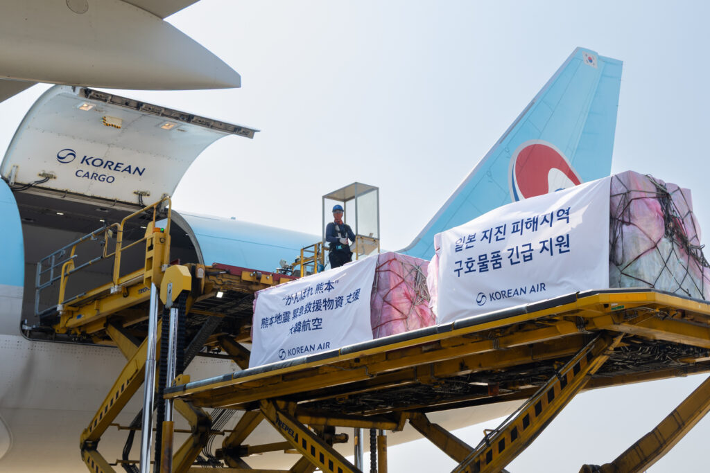 지난 1일 오후, 구마모토현 이재민들에게 제공할 생수를 기타큐슈행 KE557편 화물기에 탑재하는 모습