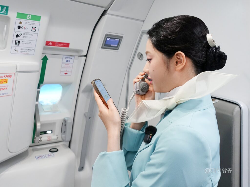 조심스레 마이크를 건네받은 민지는 아주 잠시 긴장한 듯했지만, 이내 마이크 너머로 또박또박하고 다정한 목소리가 흘러나왔습니다.