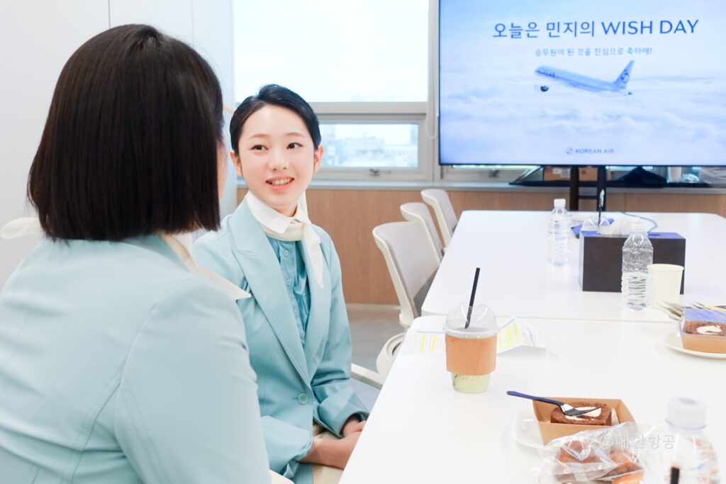점심시간에는 일일 멘토가 되어준 선배 객실사무장과 식사를 하며 민지가 궁금해하는 많은 이야기들을 들었습니다 특히 다양한 나라, 더 넓은 세상을 경험할 수 있는 직업인 만큼 다양한 언어를 공부해 두면 좋겠다는 선배의 소중한 조언을 얻었습니다.