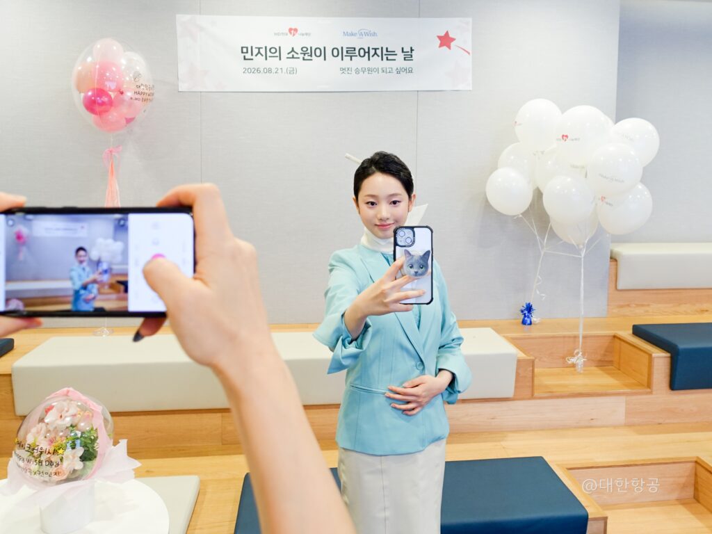 마치 제 옷처럼 유니폼을 완벽하게 소화해 낸 민지는 연신 셀카를 찍으며 행복한 웃음을 지었습니다.