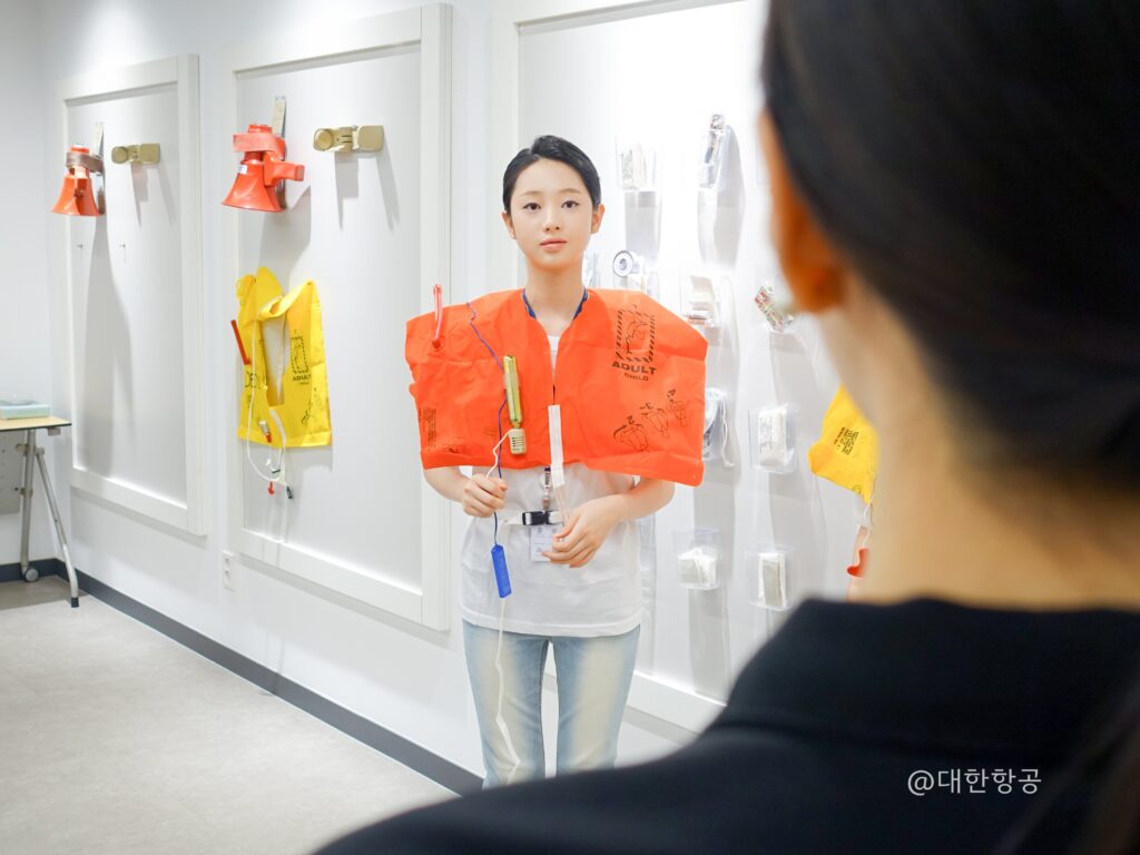 "구명복 부풀려!"라는 힘찬 구호와 함께 줄을 당기자, '푸쉬익' 소리를 내며 순식간에 구명복이 부풀어 올랐습니다. 토끼처럼 동그래졌던 민지의 두 눈은 이내 화사하고 행복한 웃음으로 번졌습니다.