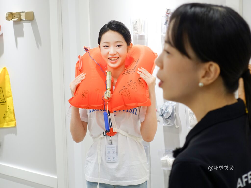 "구명복 부풀려!"라는 힘찬 구호와 함께 줄을 당기자, '푸쉬익' 소리를 내며 순식간에 구명복이 부풀어 올랐습니다. 토끼처럼 동그래졌던 민지의 두 눈은 이내 화사하고 행복한 웃음으로 번졌습니다.