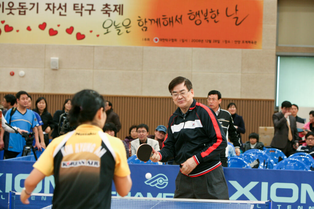 故 조양호 한진그룹 선대회장이 불우이웃돕기 자선탁구대회에서 경기를 하는 모습