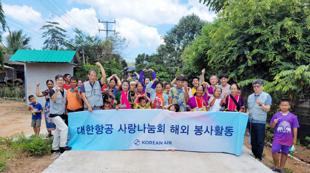 태국 북부 치앙다오 지역 봉사활동에 참여한 대한항공 사내봉사단 '사랑나눔회' 임직원들이 현지 주민들과 기념사진을 촬영하는 모습