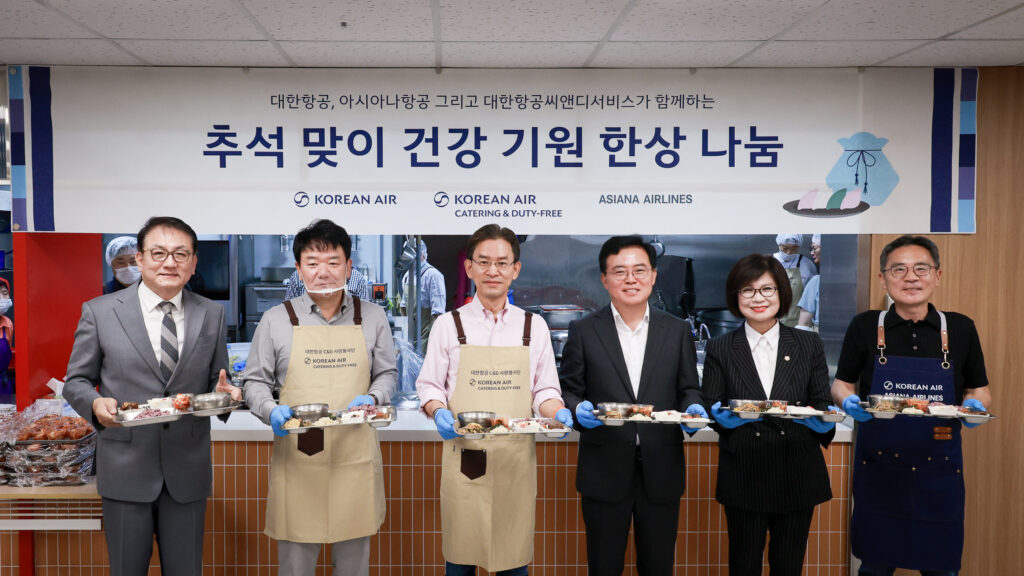 추석맞이 배식 봉사활동에 참여한 대한항공, 아시아나항공, 대한항공씨앤디서비스 임직원들이 기념사진을 촬영하는 모습