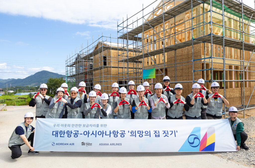 한국해비타트 '희망의 집 짓기' 봉사활동에 참여한 대한항공, 아시아나항공 임직원들이 기념사진을 촬영하는 모습