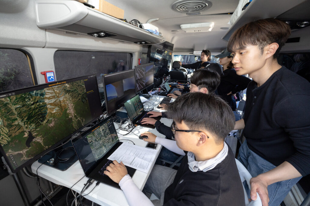 지난 16일 경기 포천 승진훈련장에서 열린 '2026 국방 드론 기술전'에서 대한항공이 AI 드론 군집비행·군집타격 기술을 시연하는 모습