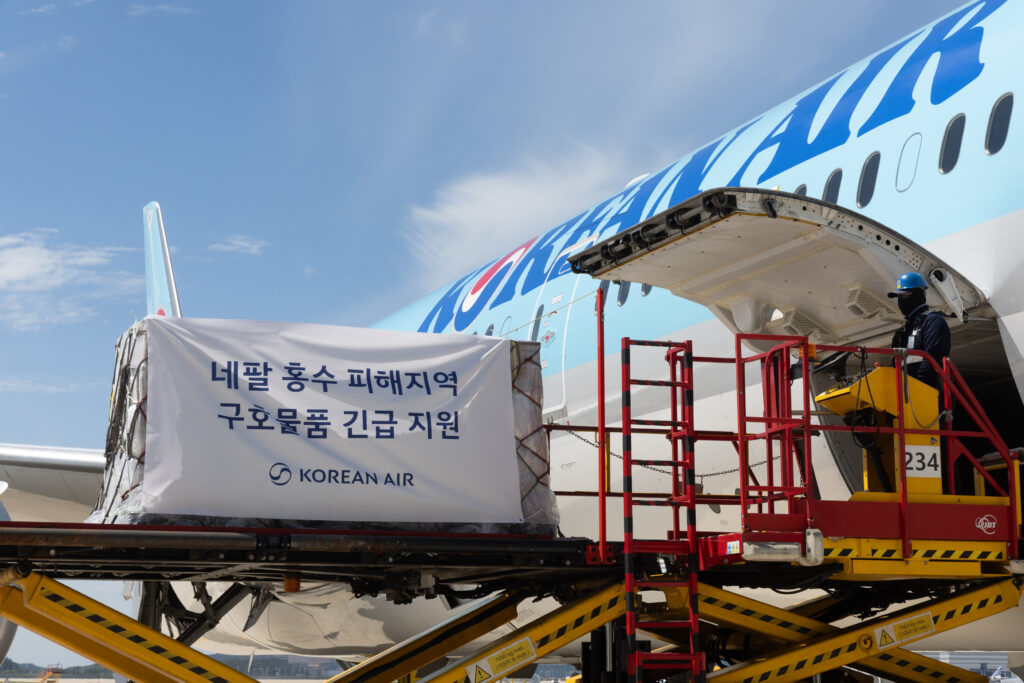 9월 8일 KE695편에 대한항공에서 마련한 긴급 구호물품인 생수와 담요가 탑재되는 모습
