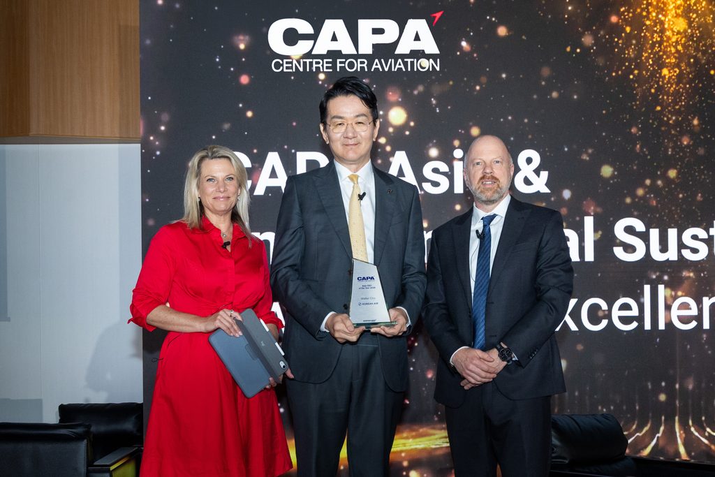 사진은 '2026 CAPA 아시아 항공 리더 서밋'에서 '올해의 아시아 항공사 경영자상(2026 Asia Airline Executive of the Year)'을 수상한 조원태 한진그룹 회장(가운데)이 오리엘 모리슨(Oriel Morrison) APAC 네트워크 공동 창업자 겸 최고전략책임자(왼쪽), 에이드리언 스코필드(Adrian Schofield) Aviation Week Network 선임 편집장(오른쪽)과 함께 기념사진을 촬영하는 모습.