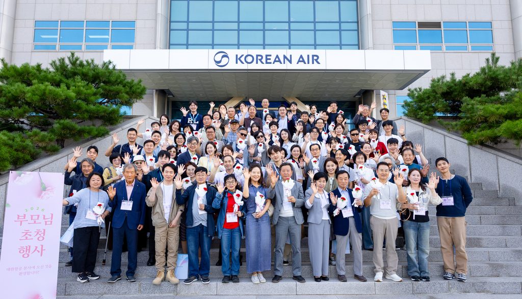지난 9월 30일 1차 행사에 참석한 양사 가족들이 본사 주요 시설 견학을 마친 뒤 기념사진을 촬영하는 모습