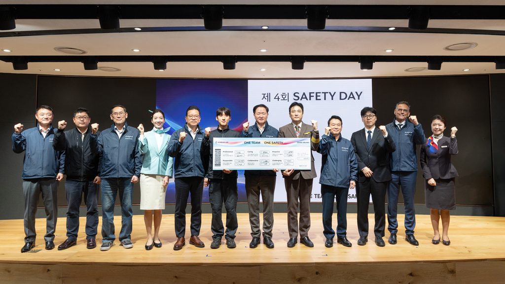 우기홍 대한항공 대표이사 부회장(좌측 일곱 번째), 송보영 아시아나항공 대표이사(좌측 다섯 번째) 등 대한항공-아시아나항공 양사 임직원들이 ‘안전 선언(Safety Pledge)’에 서명하고 기념촬영을 하는 모습