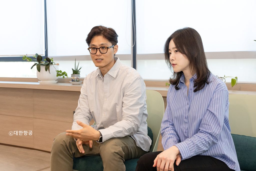 대한항공 뉴스룸과 인터뷰하는 스타링크 기반 기내 와이파이 담당자들의 모습