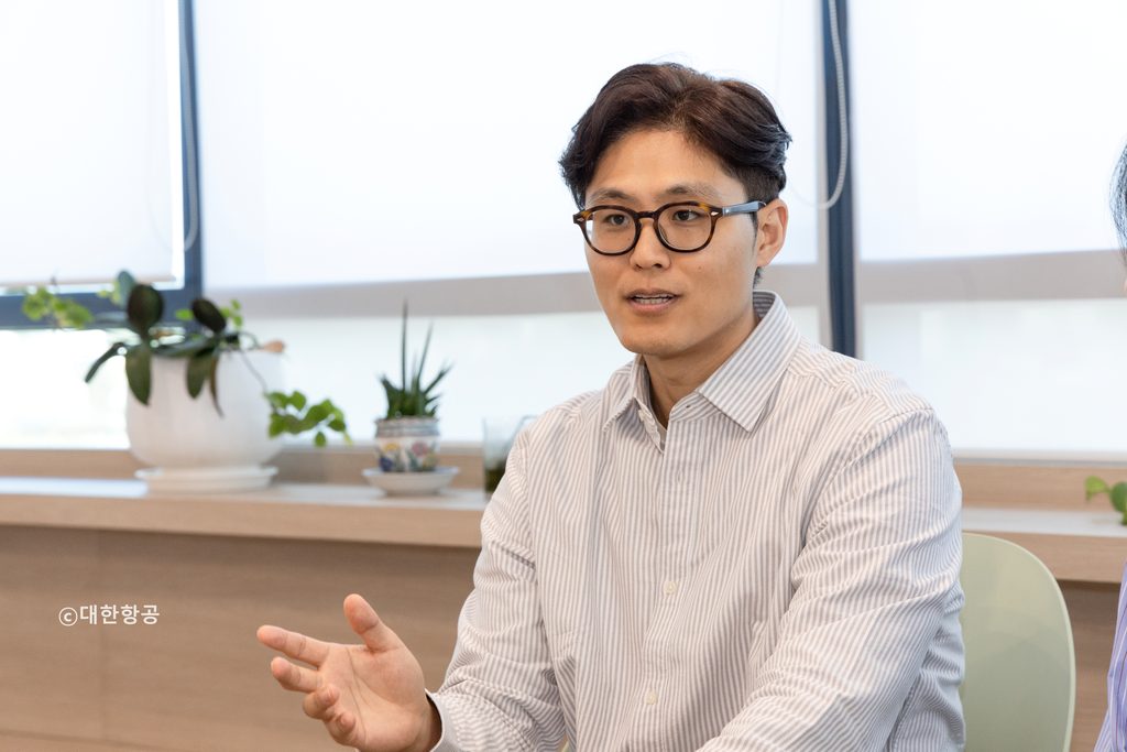대한항공 뉴스룸과 인터뷰하는 스타링크 기반 기내 와이파이 담당자