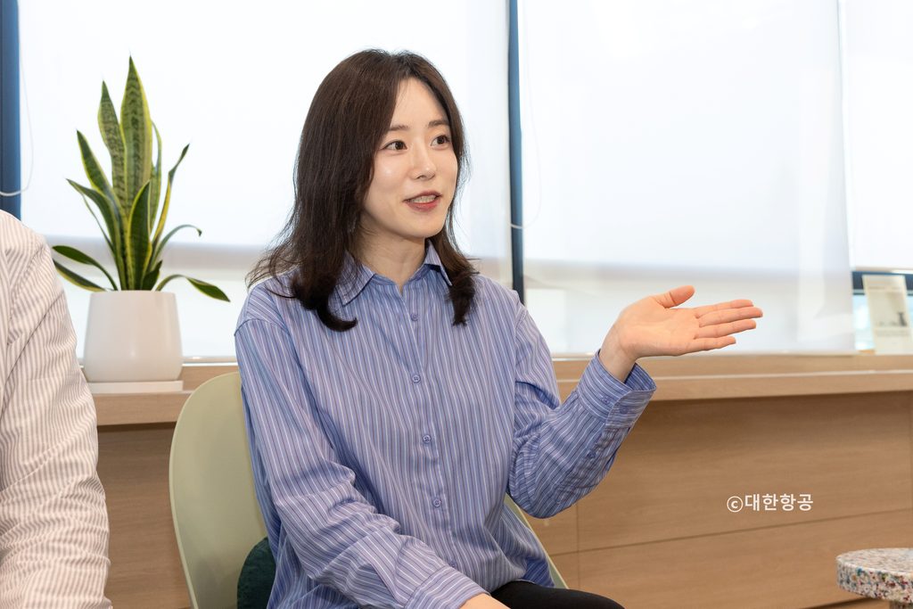 대한항공 뉴스룸과 인터뷰하는 스타링크 기반 기내 와이파이 담당자