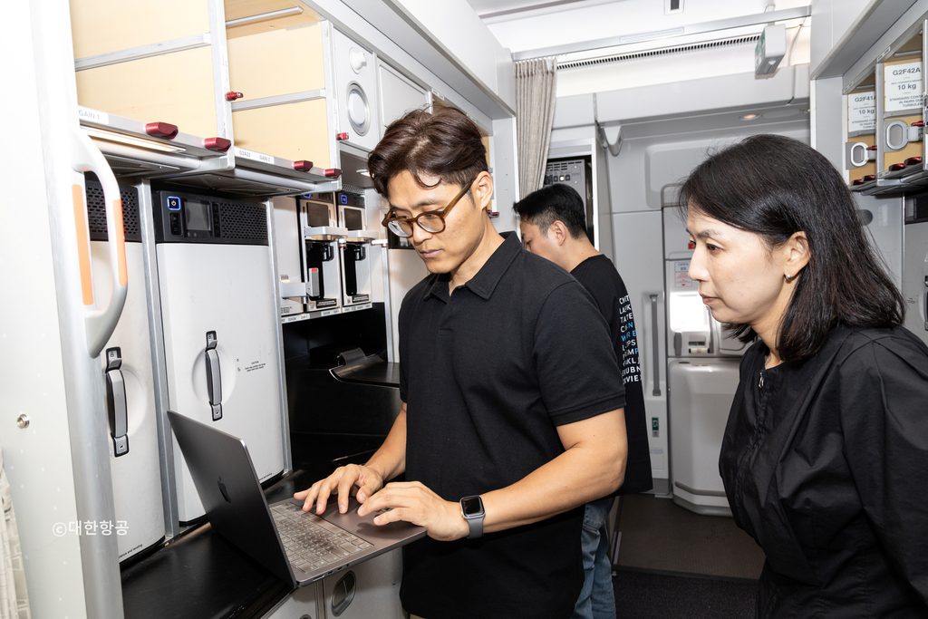 스타링크 기반 기내 와이파이 도입 전 대한항공 임직원들을 대상으로 테스트비행을 하는 담당자의 모습