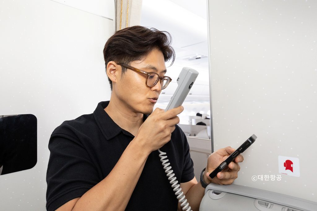 스타링크 기반 기내 와이파이 도입 전 대한항공 임직원들을 대상으로 테스트비행을 하는 담당자의 모습