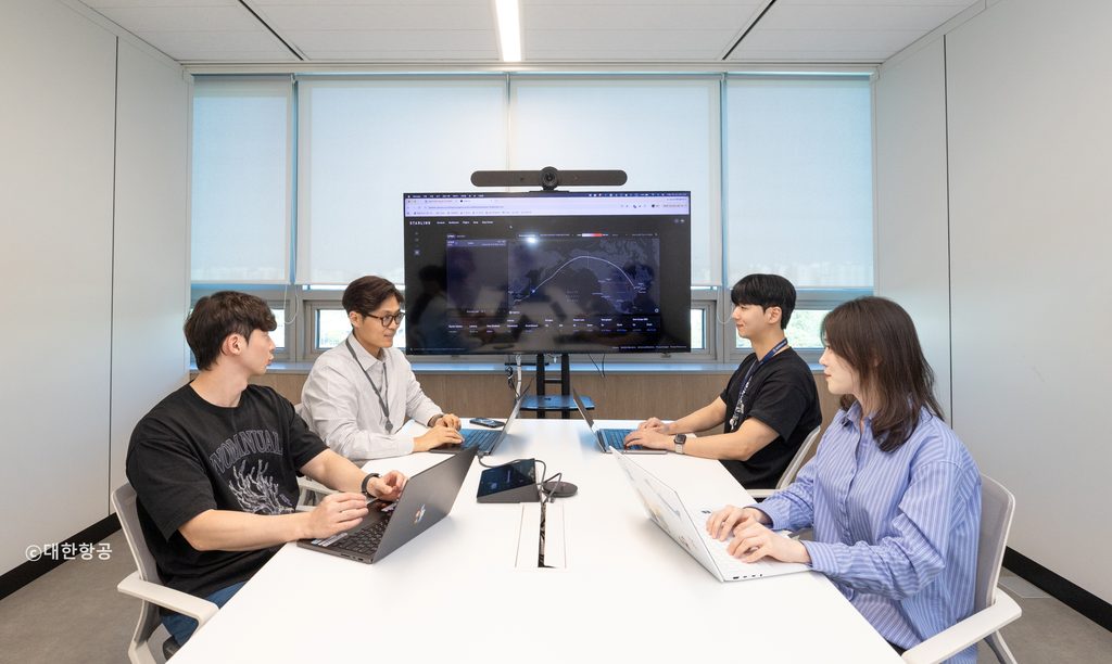 서울 강서구 대한항공 본사에서 회의를 하는 스타링크 기반 기내 와이파이 담당자들의 모습